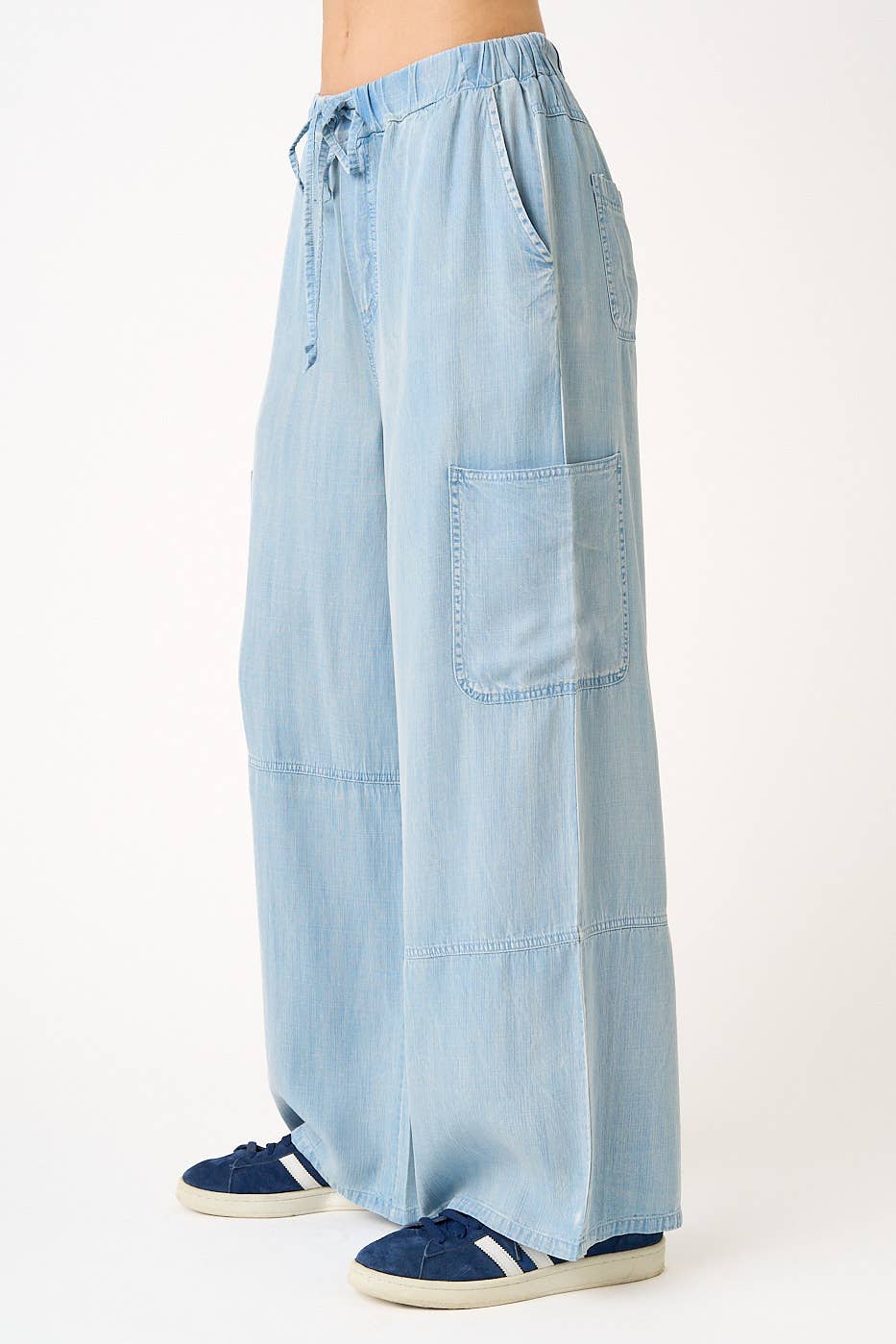 WASHED CHAMBRAY ELASTIC WAIST CARGO WIDE LEG PANTS
