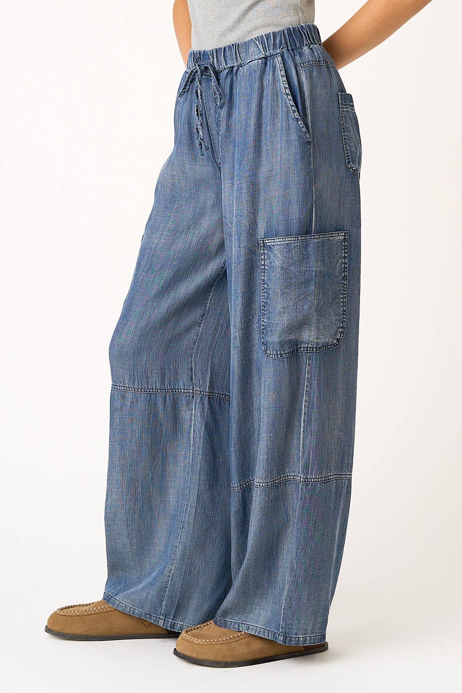 WASHED CHAMBRAY ELASTIC WAIST CARGO WIDE LEG PANTS