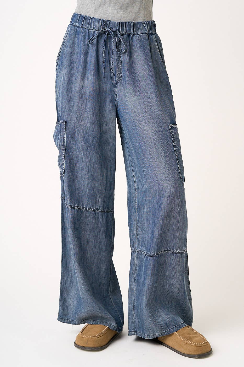 WASHED CHAMBRAY ELASTIC WAIST CARGO WIDE LEG PANTS