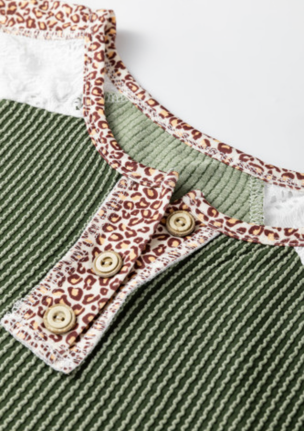 Vineyard green twisted ribbed leopard top ￼