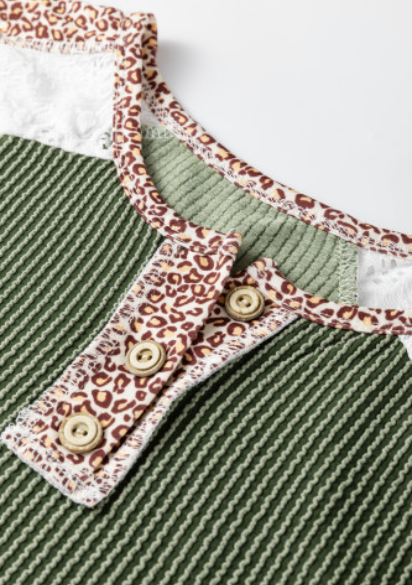 Vineyard green twisted ribbed leopard top ￼