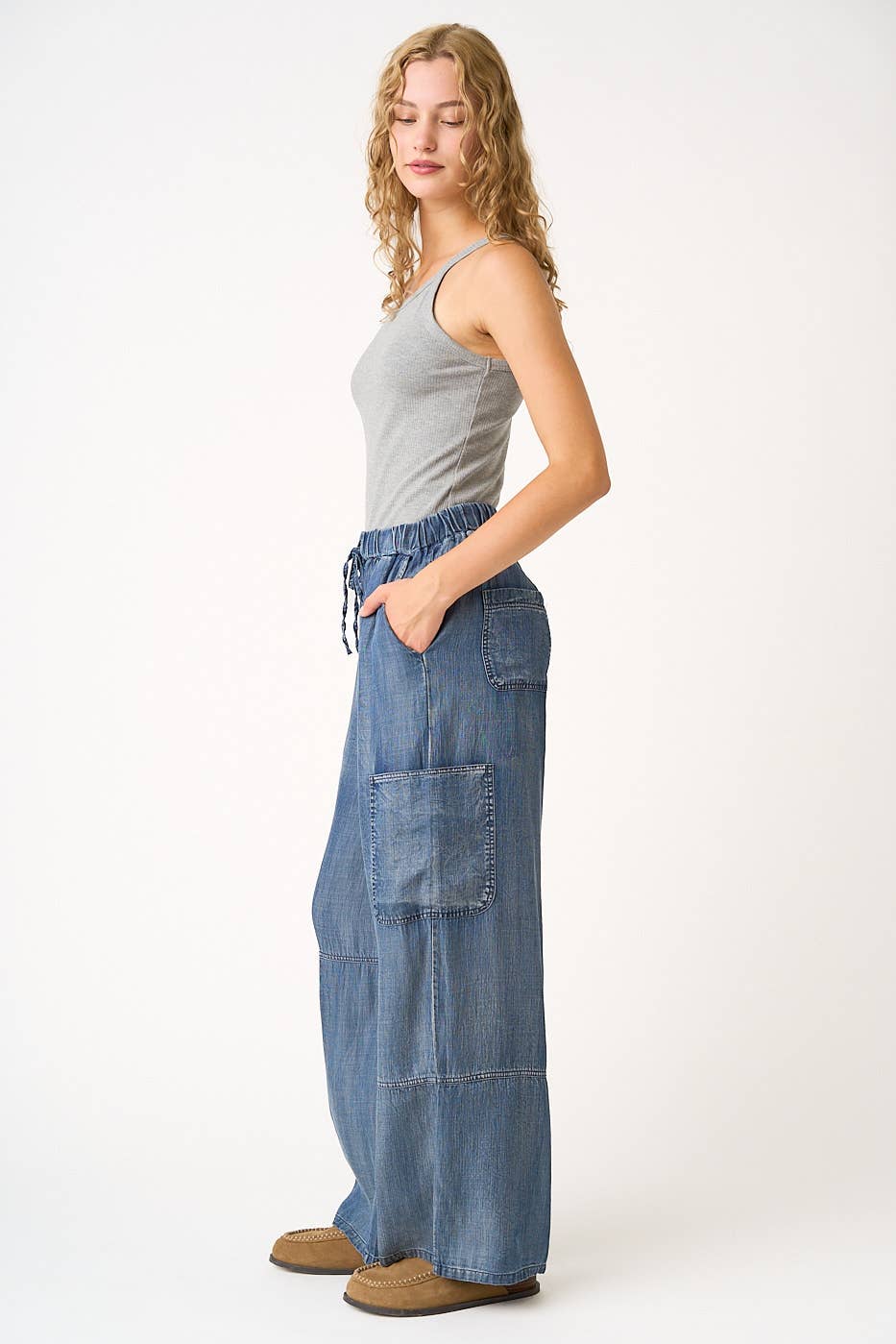 WASHED CHAMBRAY ELASTIC WAIST CARGO WIDE LEG PANTS