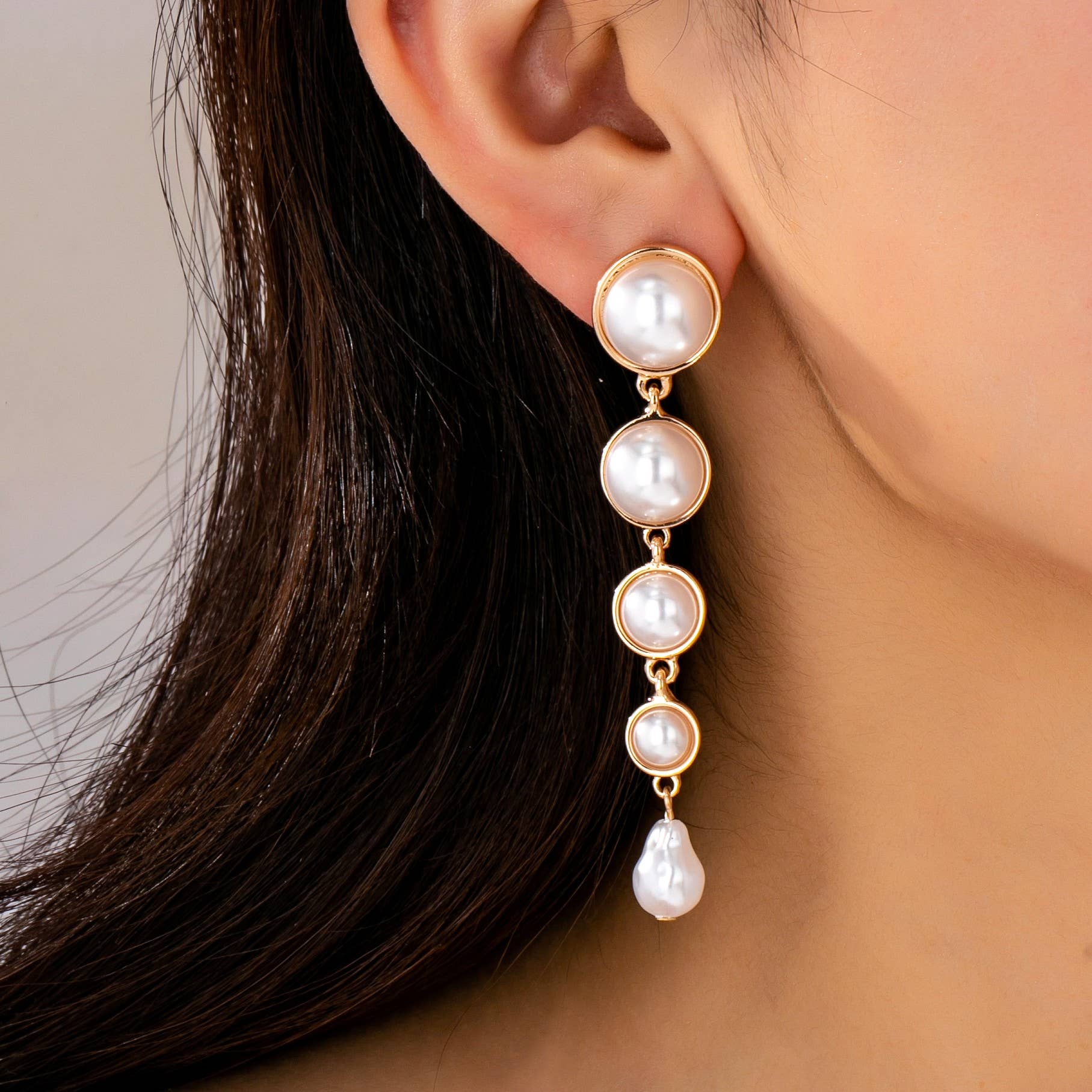 Linear Gradual Pearl Drop Earring | 80E61764