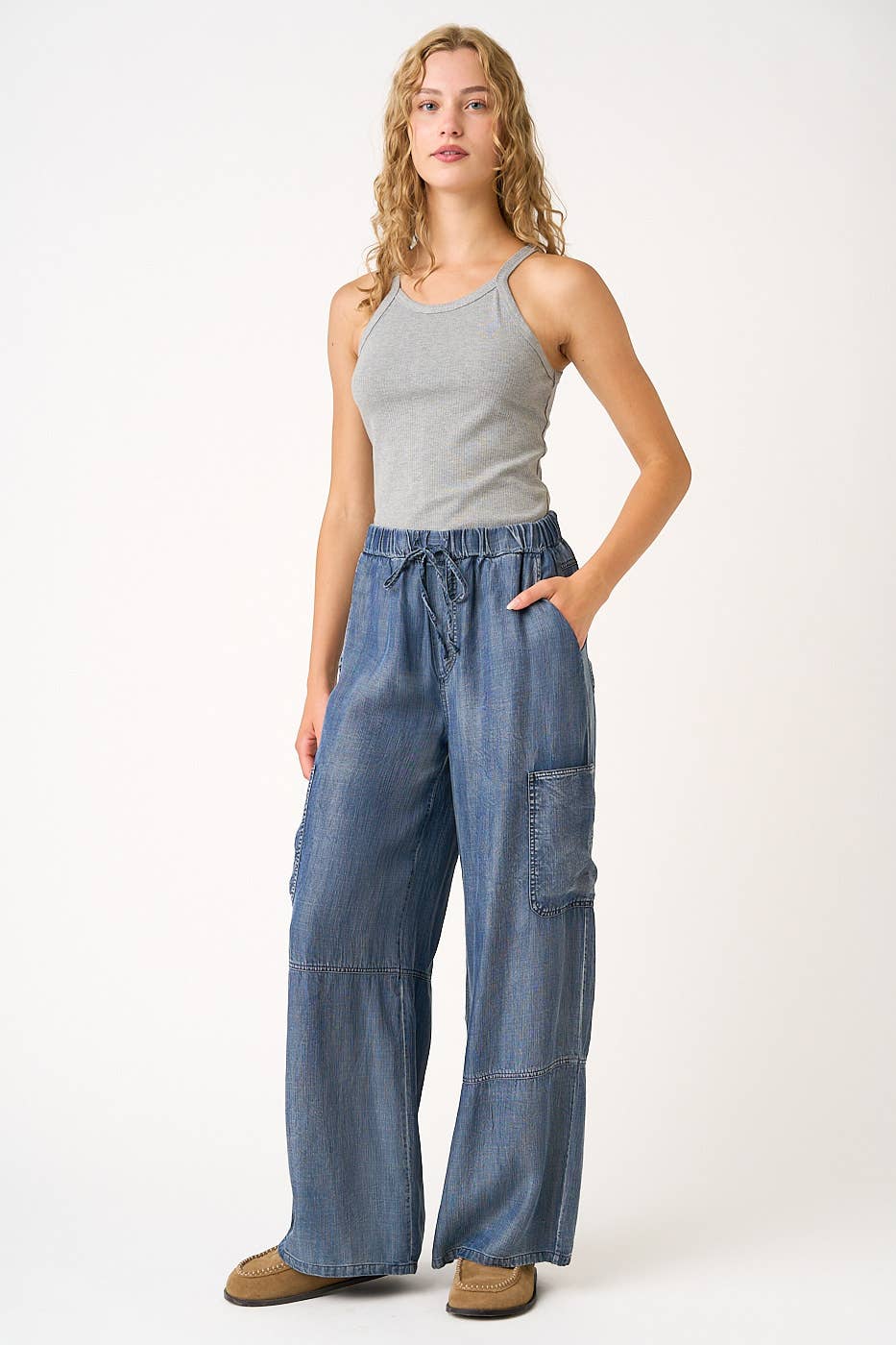 WASHED CHAMBRAY ELASTIC WAIST CARGO WIDE LEG PANTS